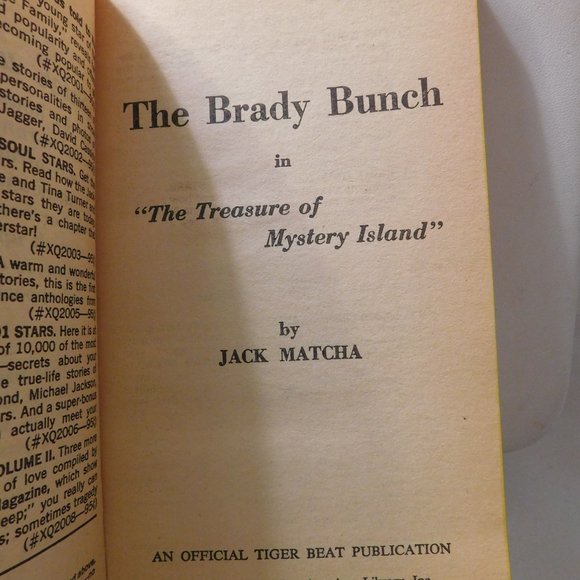 The Brady Bunch The Treasure of Mystery Island Book 1972 First Printing Vintage - Picture 4 of 6